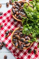 non cuit des haricots dans en bois quilles avec persil herbes sur cuisine table photo