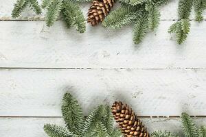 Noël Contexte brindilles et pin cône sur en bois Contexte - Haut de vue photo