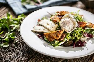 délicieux Frais salade avec mixte les types de salade servi avec mouton fromage, grillé poulet Viande et chevronné Oeuf photo