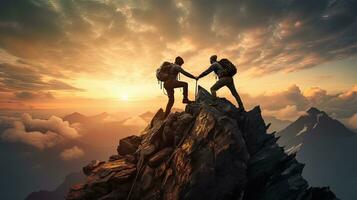 deux Hommes travail ensemble sur une Montagne admiratif une le coucher du soleil paysage. silhouette concept photo