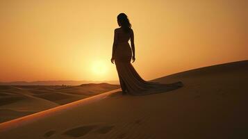 attendant femelle figure trekking à travers le sable collines. silhouette concept photo