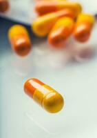 pilules comprimés capsule ou médicament librement posé sur verre Contexte. photo