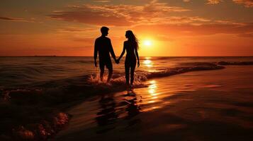 silhouette couple à mer pendant le coucher du soleil photo