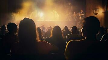 public dans le théâtre en train de regarder concert en dehors de se concentrer. silhouette concept photo