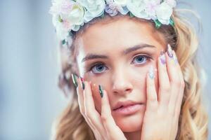 portrait de magnifique fille avec Créatif maquillage et art ongles photo