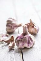 Ail clous de girofle et ampoules sur ancien en bois table photo