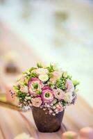 mariage table paramètre. magnifique table ensemble avec fleurs et verre tasses pour certains de fête événement, fête ou mariage accueil photo