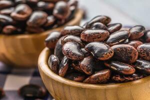 non cuit des haricots dans en bois quilles sur cuisine tableau. photo