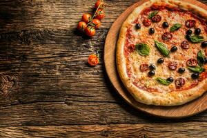 Pizza. savoureux Frais italien Pizza servi sur vieux en bois table photo