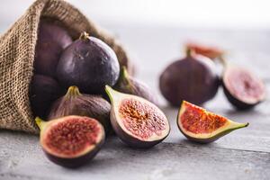 une peu figues librement mensonge sur vieux en bois table photo