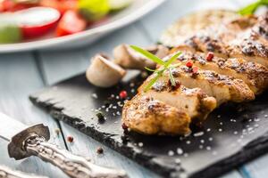 grillé poulet Sein sur ardoise planche. photo