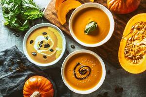 fait maison citrouille soupe dans quilles avec. l'automne Hokkaido soupe avec balsamique le vinaigre photo