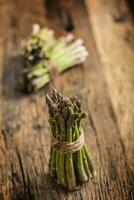 Frais vert asperges sur vieux chêne table photo