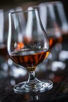 tasses avec une Cognac Rhum Cognac ou whisky boire. photo