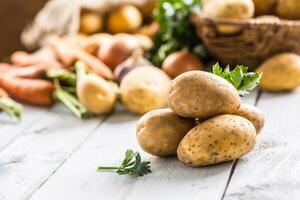 Frais patates et assortiment des légumes sur le Contexte photo
