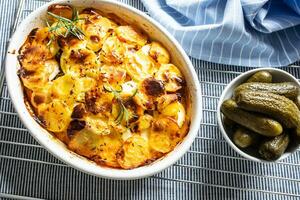 rôti patates dans cuisson plat traditionnel Easten européen nourriture titré comme France Patate photo