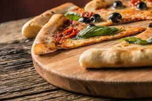 Pizza. savoureux Frais italien Pizza servi sur vieux en bois table photo