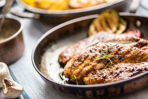 grillé poulet Sein dans vieux friture poêle. photo