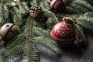 Haut de vue Noël décorations tinter cloches sapin arbre pin cônes sur gratuit béton Contexte photo
