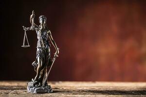 Dame Justicia en portant épée et échelle bronze figurine sur en bois table photo