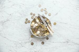 Haut de vue plein assiette de euro pièces de monnaie sur marbre table photo