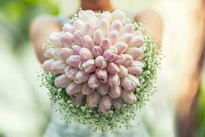 détail de la mariée en portant blanc mariage fleurs bouquette dans sa mains. photo