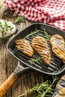 grillé poulet Sein sur grillé la poêle avec riz et vert pois photo