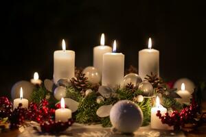 avènement couronne avec brûlant bougies Noël des balles et décorations photo