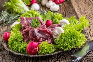 brut du boeuf Viande avec Frais légume. tranché du boeuf steak dans salade salades des radis et champignons. photo