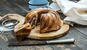 gâteau. marbre gâteau tasse de café poudre sucre cuisine ancien ustensile et Frais fruit baies photo