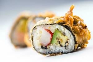 tempura Sushi maki Japonais traditionnel nourriture photo