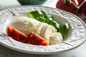 mozzarella fromage tomates basilic et olive huile. caprese salade - italien ou méditerranéen repas ou apéritif photo