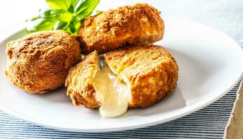 frit Camembert ou Brie fromage avec canneberge confiture et basilic photo