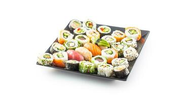 assortiment de Japonais Sushi Rouleaux Nigiri sashimi et maki isolé sur blanc photo