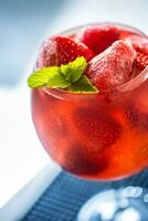 fraise limonade ou alcoolique cocktail avec la glace sirop un soda et menthe feuilles. photo