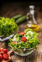 salade salade avec tomates oignon fromage et Olives photo