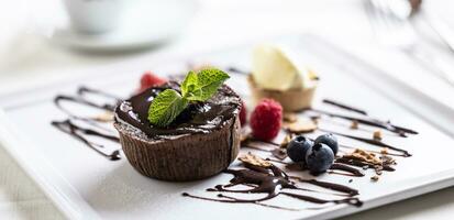 Chocolat fondant avec la glace crème, baies, et Chocolat décoration photo