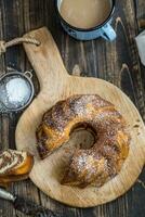 gâteau. marbre gâteau tasse de café poudre sucre cuisine ancien ustensile et Frais fruit baies photo