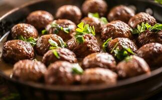 détail de suédois Boulettes de viande, kottbullar, dans une la poêle surmonté avec Frais persil photo