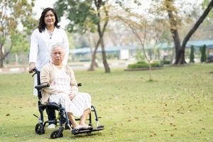aide d'un médecin et soins asiatiques seniors ou âgées vieille dame patiente assise sur un fauteuil roulant à l'hôpital de soins infirmiers, concept médical solide et sain