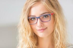 portrait de blond Jeune femme avec des lunettes photo