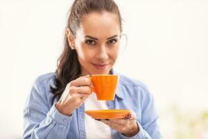 magnifique femme les odeurs Frais Lungo café de un Orange tasse photo