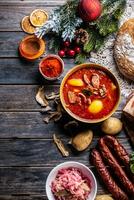 Haut de vue à chou soupe - kapustnica et Ingrédients pour ses préparation. Choucroute, saucisse, fumé cou et genou, patates, oignons, séché champignons, coriandre et sol rouge poivre photo