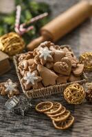pain d'épice Noël biscuits sur cuisine table - fermer photo