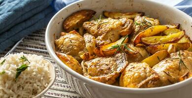 poulet jambes rôti avec américain patates dans cuisson plat photo