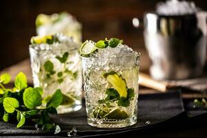 Mojito ou vierge Mojito longue Rhum boisson avec Frais menthe, citron vert jus, canne sucre et un soda photo