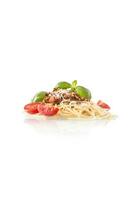 spaghetti bolognaise basilic tomates et Parmesan fromage isolé sur blanc photo