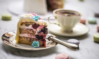 gâteau de Massepain fleurs macarons et noir café. photo