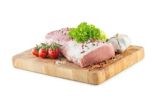 porc longe filet persil herbe tomates Ail sel et épices sur en bois cuisine planche photo