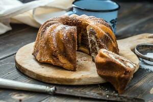 gâteau. marbre gâteau tasse de café poudre sucre cuisine ancien ustensile et Frais fruit baies photo